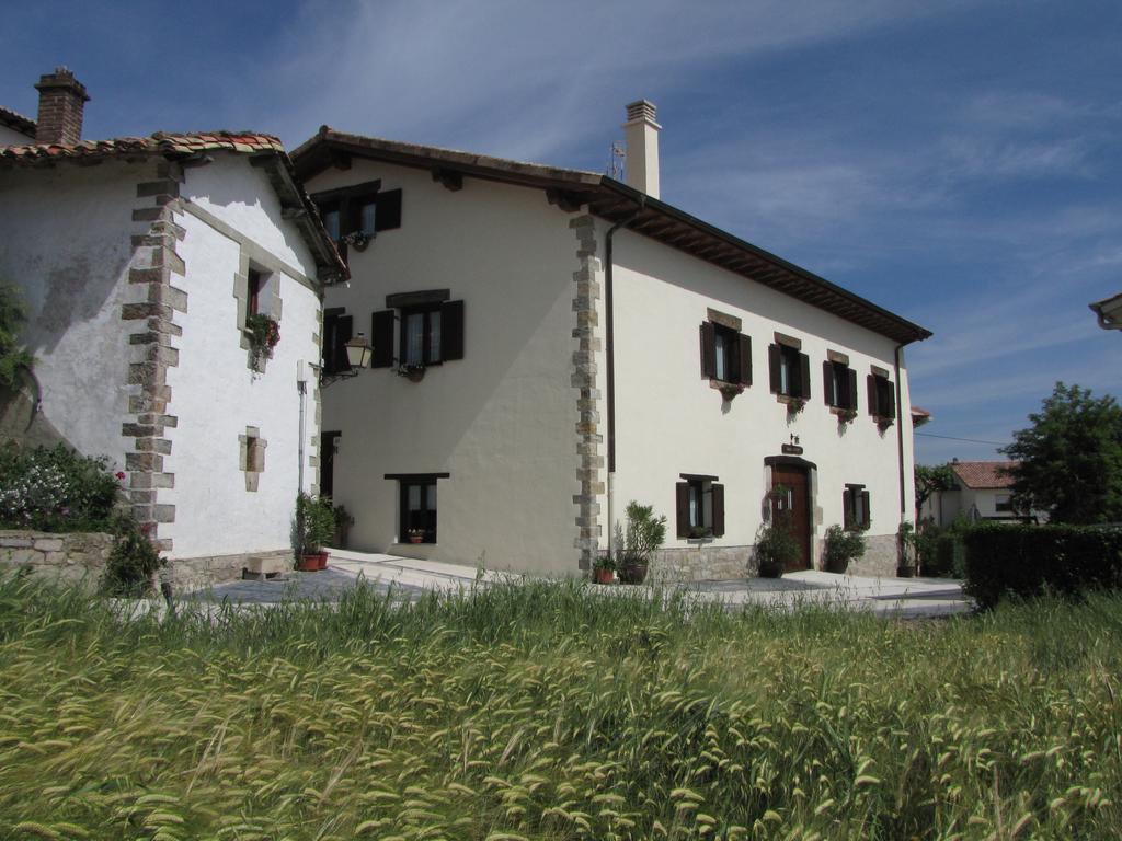 Hostal Rural Huartearena Iza Buitenkant foto